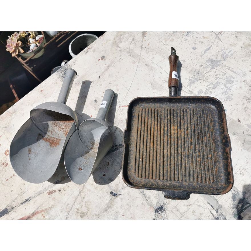 FEED SCOOPS & CAST IRON PAN